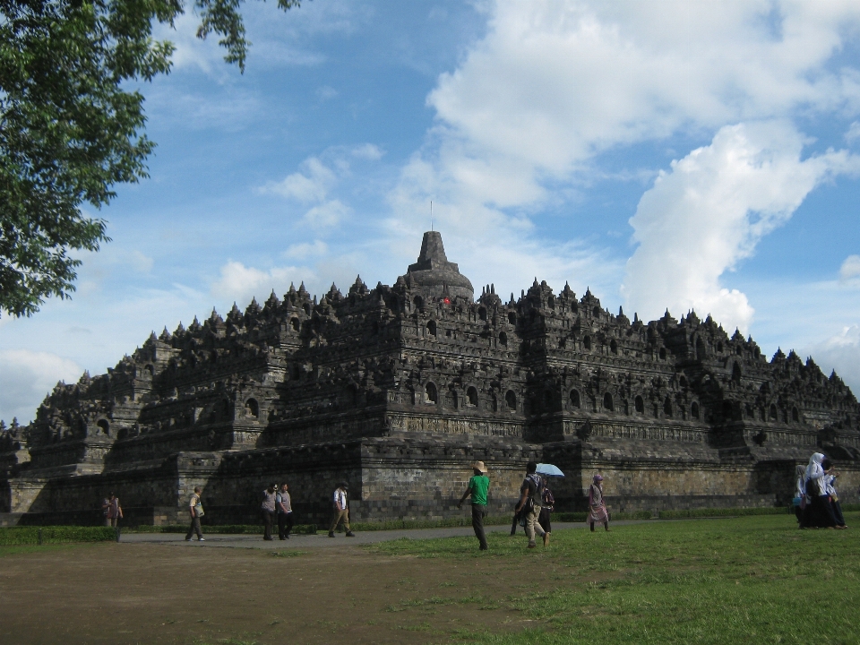 Bangunan monumen bepergian tengara