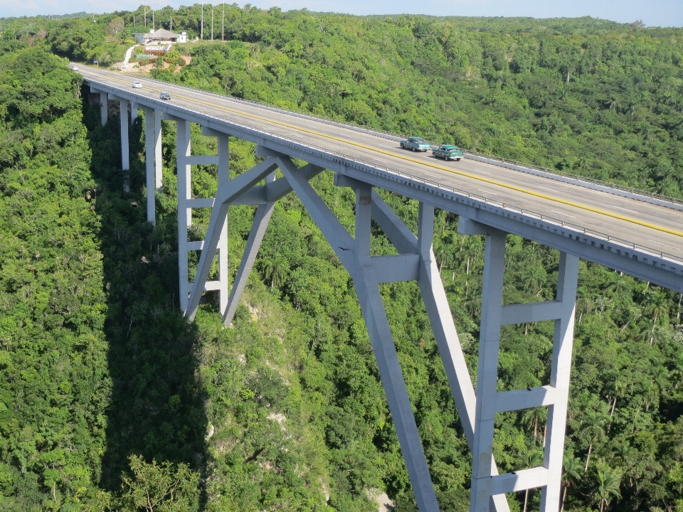 Paisaje pista puente viajar