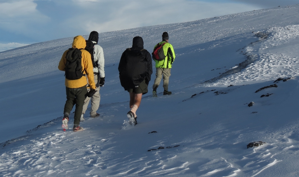 Sedang berjalan gunung salju musim dingin