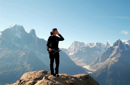 Foto Bayangan hitam sedang berjalan orang gunung