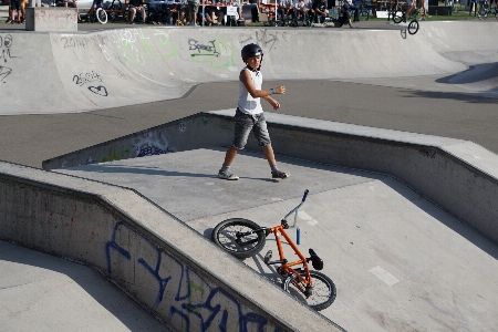 Foto Olahraga roda skateboard anak laki-laki