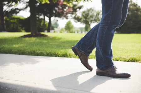 Foto Pria sedang berjalan orang sepatu