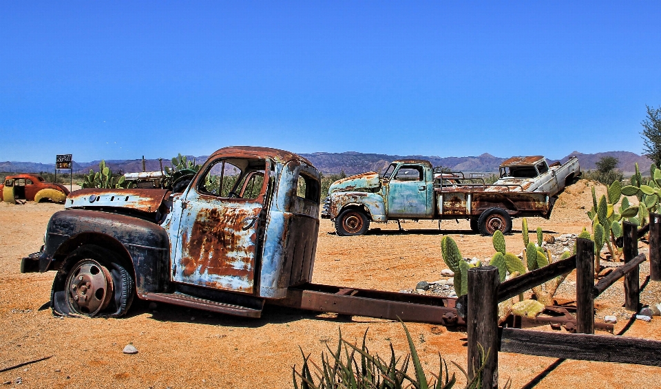 Voiture désert vieux jeep