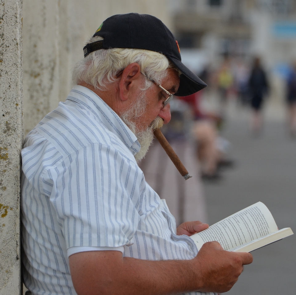 Homem livro ler pessoa