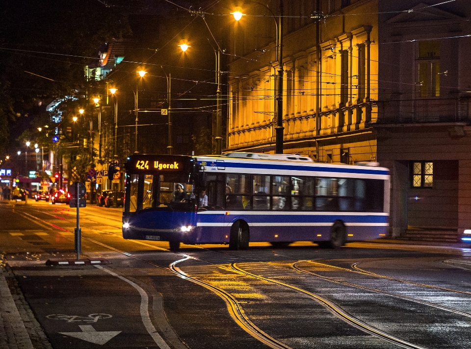 Tráfico noche ciudad tranvía