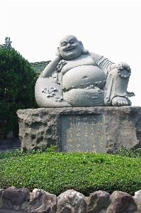 Foto Monumen patung duduk peringatan