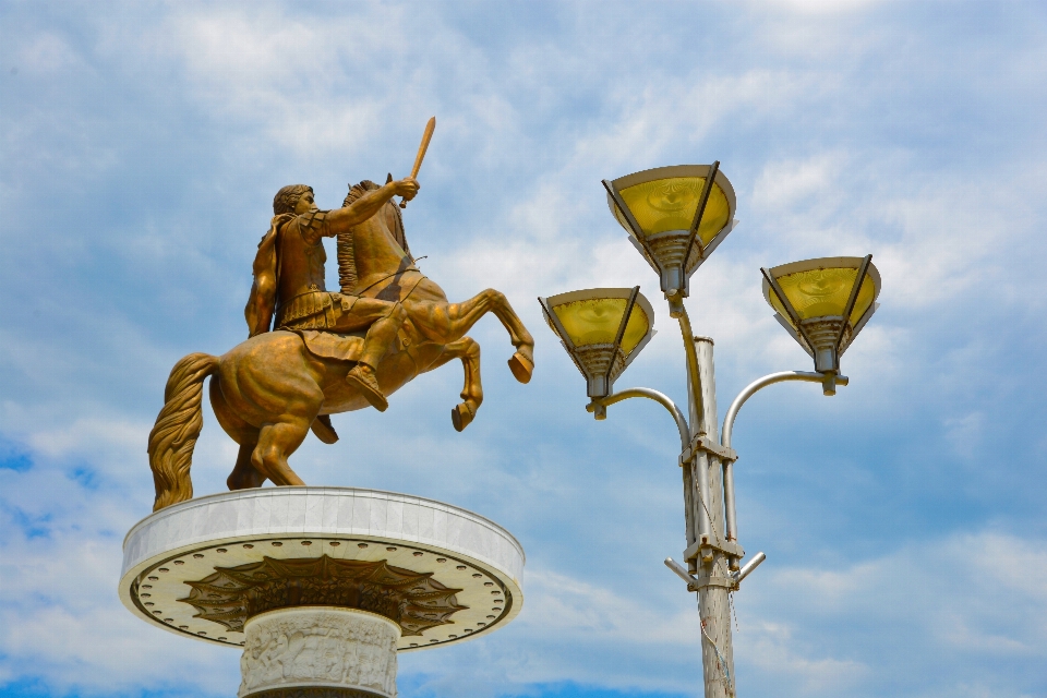 Himmel blume monument statue