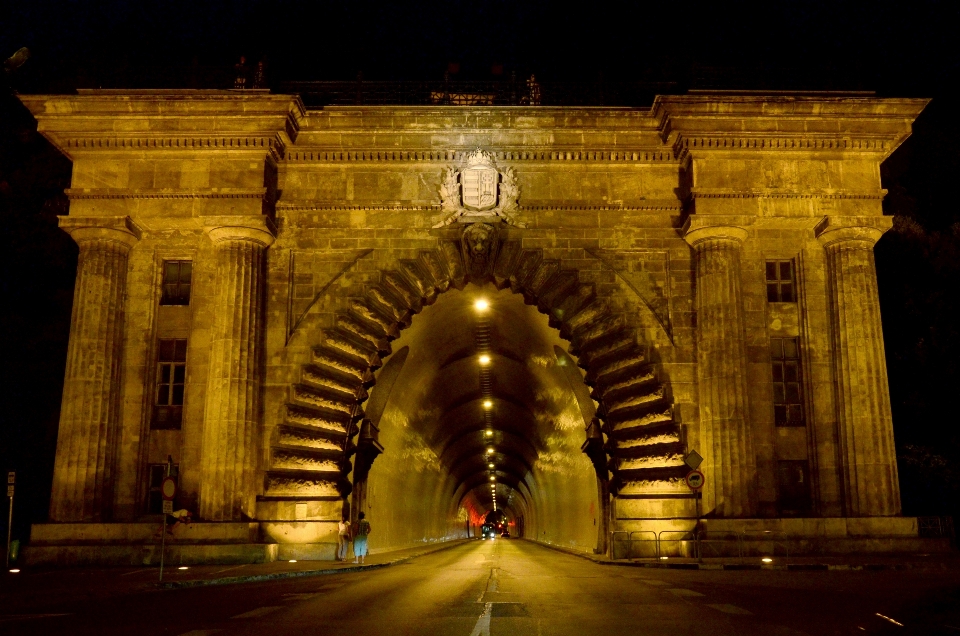 Leggero strada notte tunnel