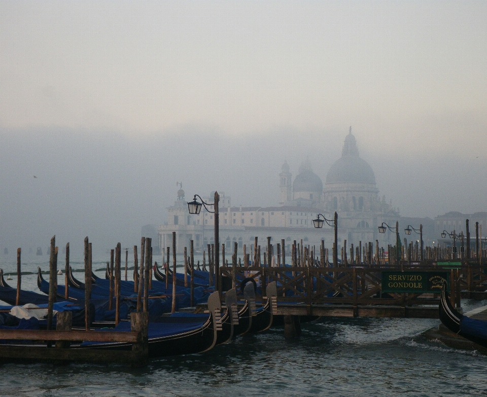 Meer nebel boot morgen