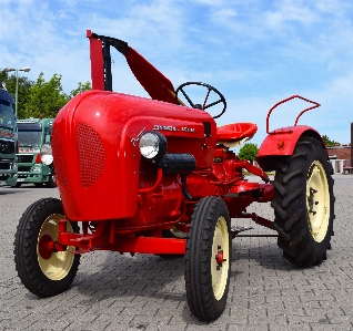 Foto Carro trator roda vermelho