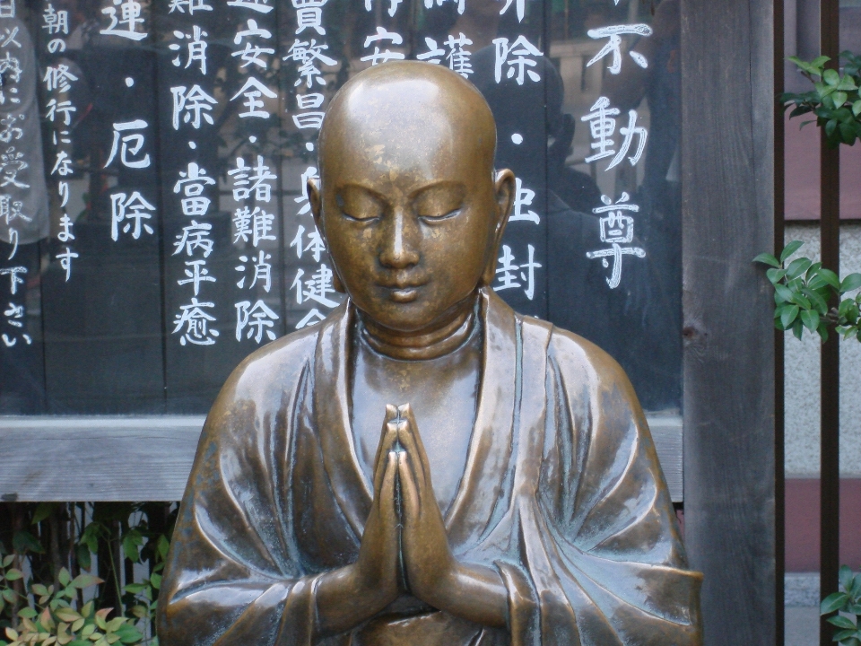 Monumento estatua religión japón