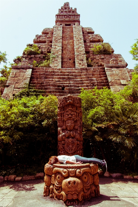 Bunga bangunan monumen tengara