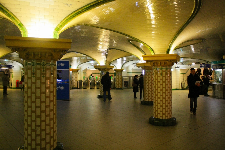 Architettura edificio parigi metro