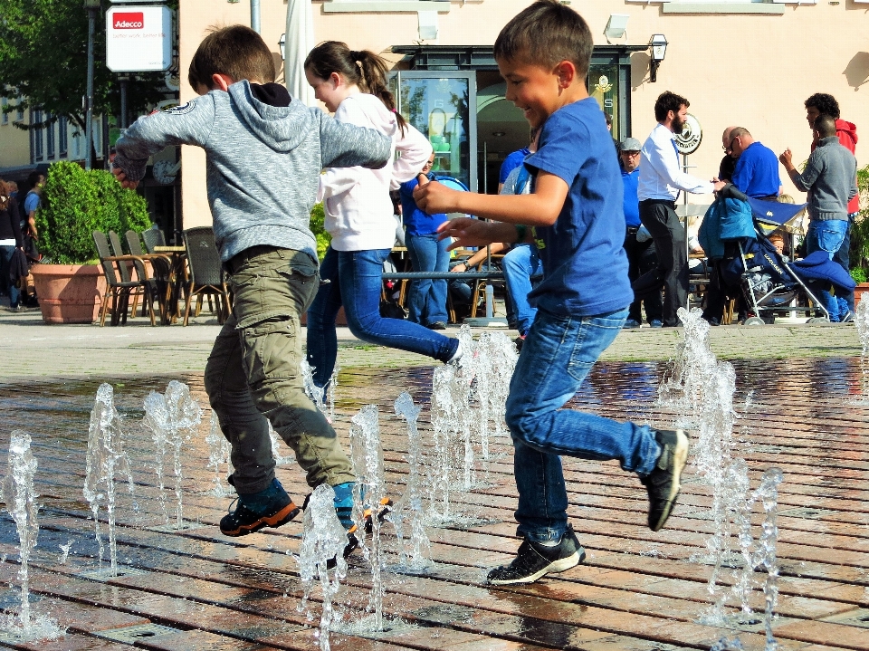 Pedone strada bambini fontana