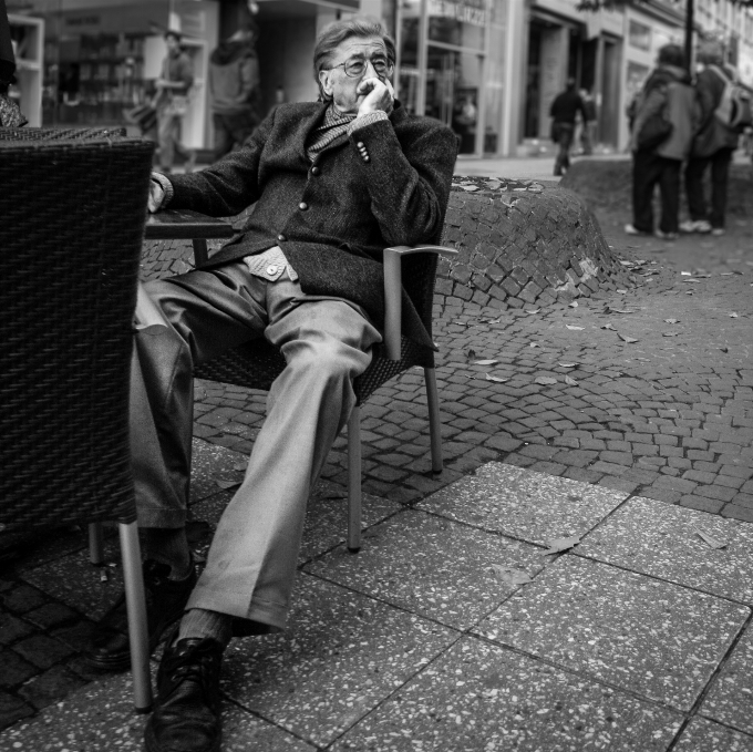 Homme personne noir et blanc
 route