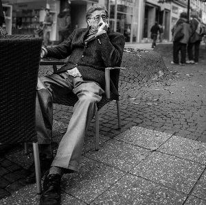 Foto Uomo persona bianco e nero
 strada