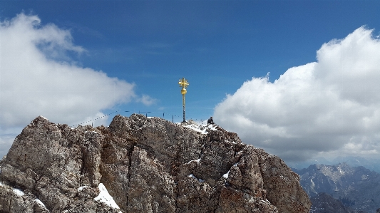 Foto Lanskap rock sedang berjalan gunung