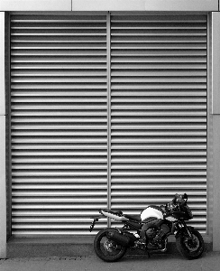 Foto Preto e branco
 janela prédio bicicleta