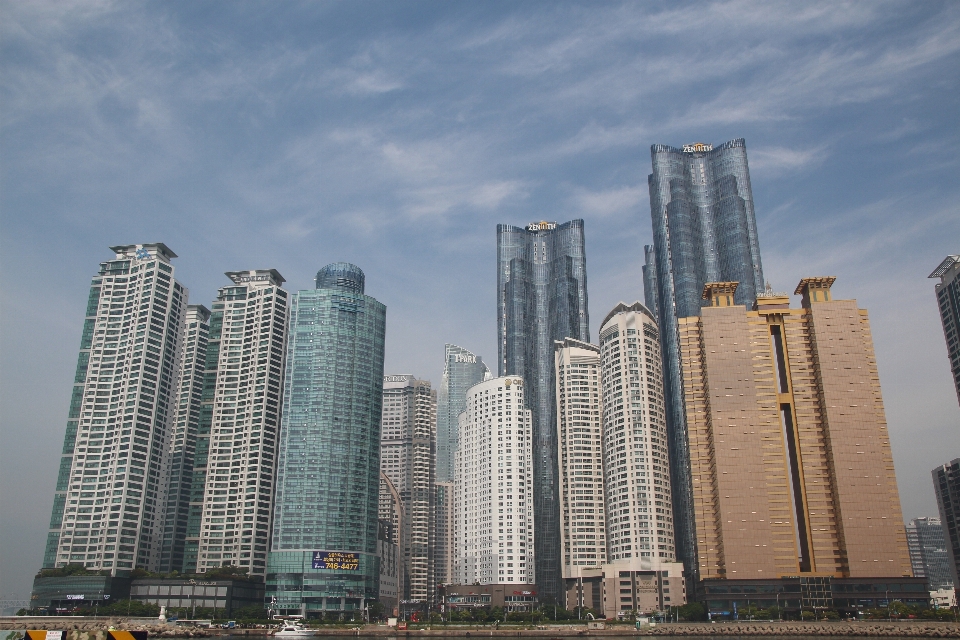 Arsitektur kaki langit bangunan kota