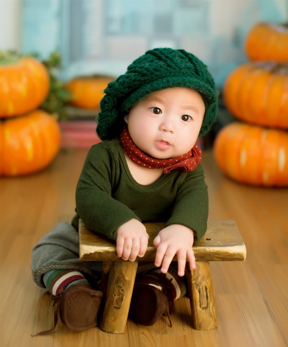 Person play sitting pumpkin