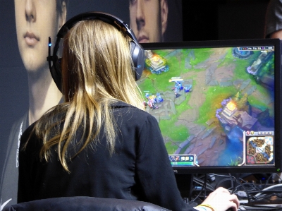 Foto Computador mulher jogo engenhoca