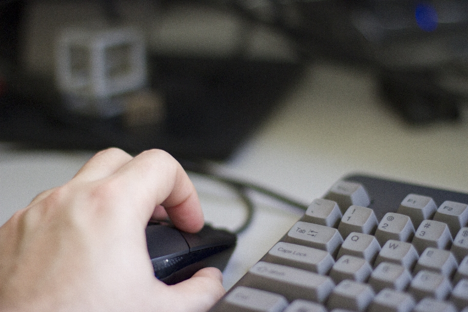 Computador escrita mão teclado