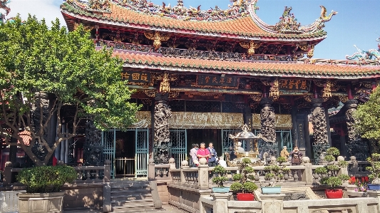 Foto Bangunan istana agama budha tempat beribadah
