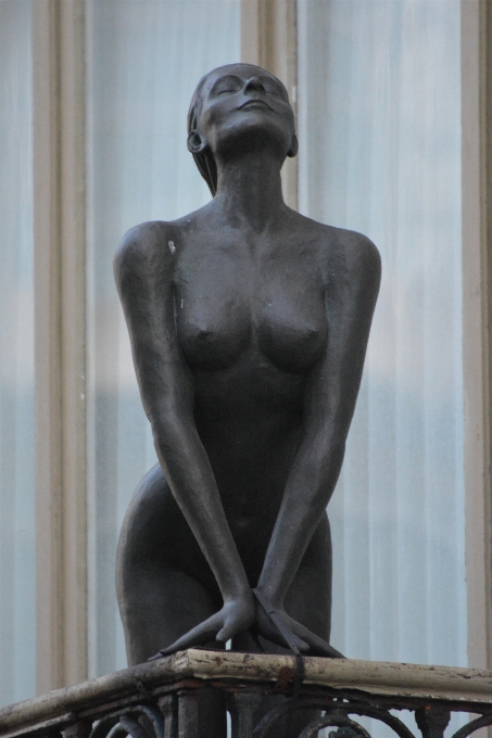 Femme monument balcon statue