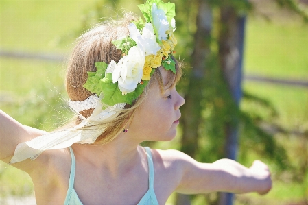 Foto Ragazza donna luce del sole fiore