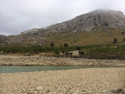 Foto Lanskap laut gunung bukit