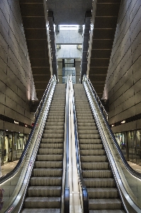 追跡 ステップ エスカレーター 地下鉄 写真