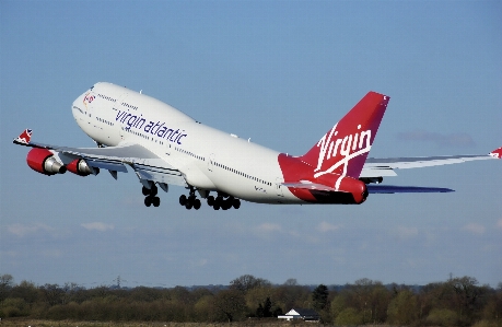 Foto Terbang pesawat jet kendaraan