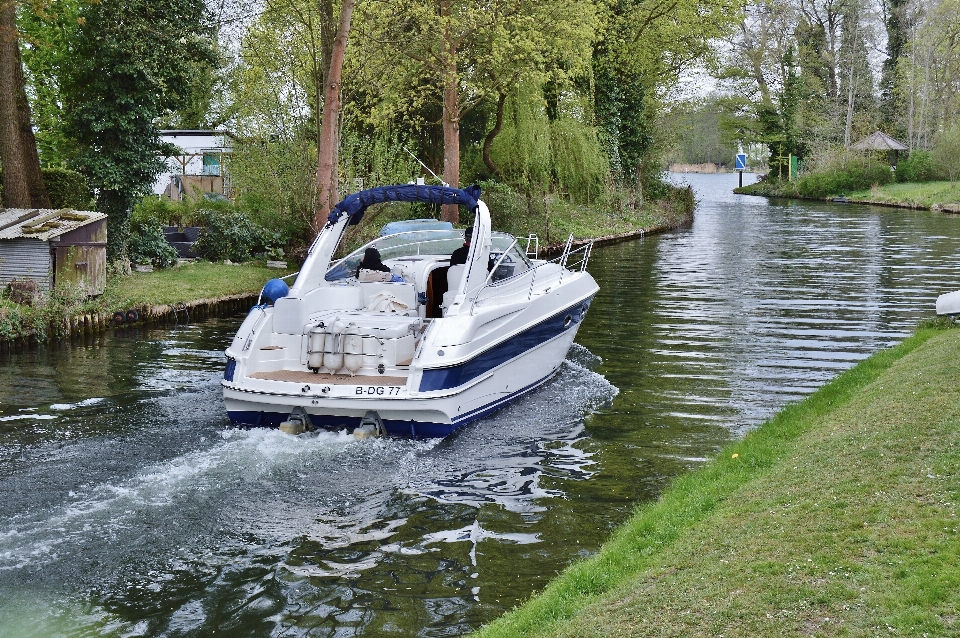 Barco rio canal
 veículo