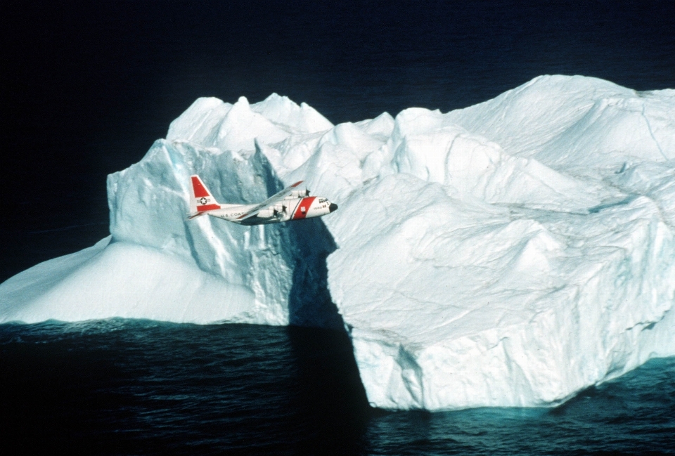 Water ocean flying airplane