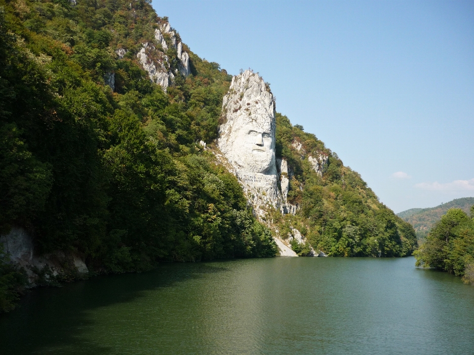 Montagne lac rivière vallée