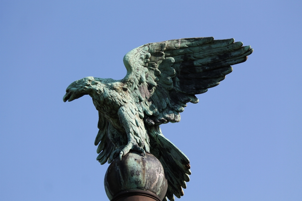 Oiseau aile monument statue