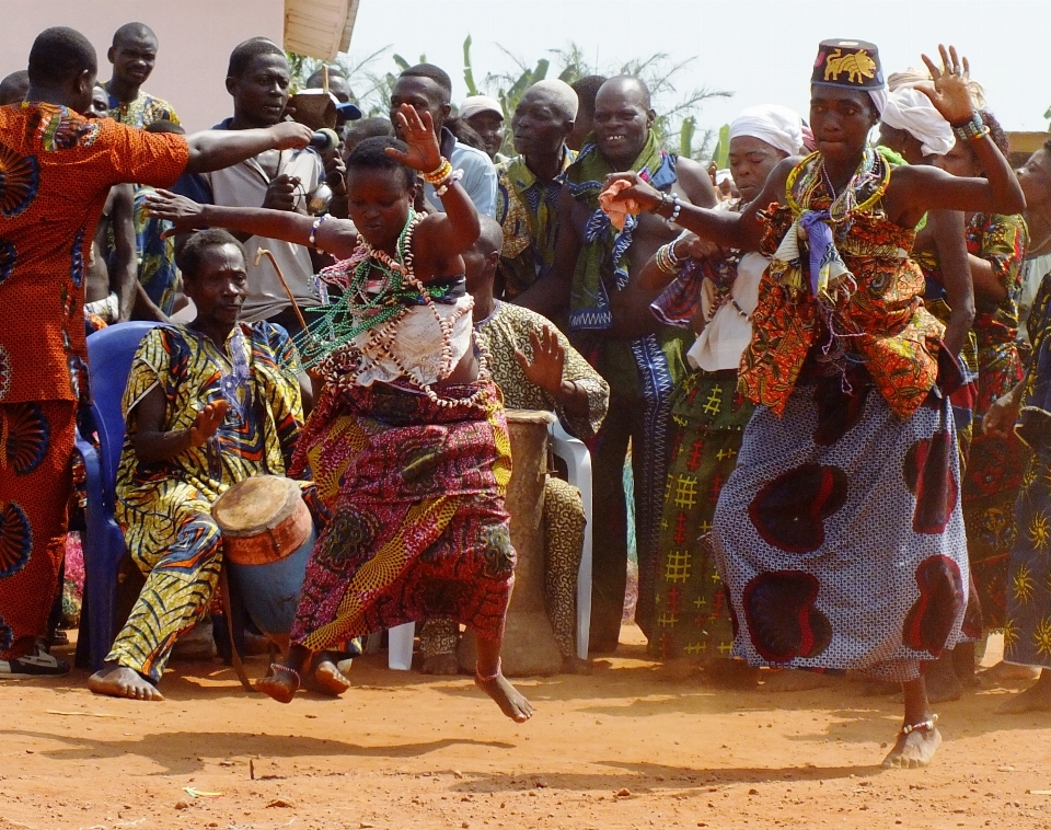 Persone danza africa tamburo
