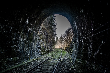 ライト 追跡 鉄道 夜 写真