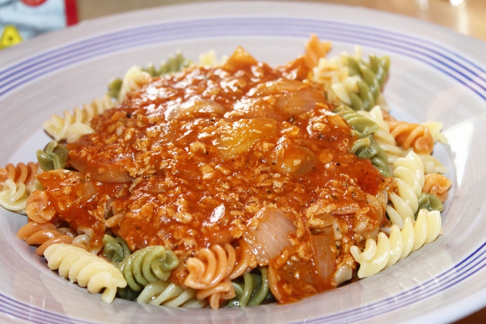 Piring makanan menghasilkan penuh warna