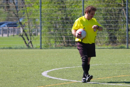 Foto Olahraga padang rumput
 sepak bola pemain