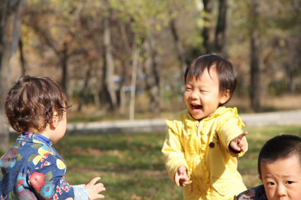 人 人々 遊ぶ 男