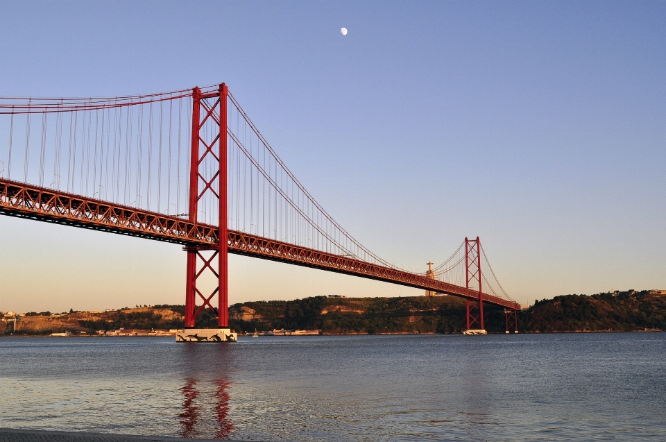 Mar ponte alvorecer urbano