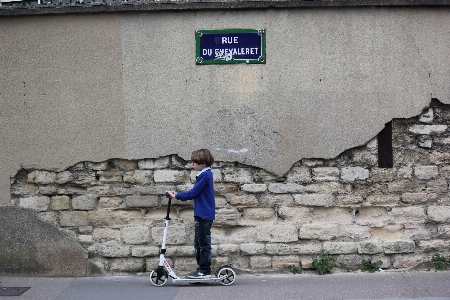 Foto Jalan skateboard anak laki-laki paris