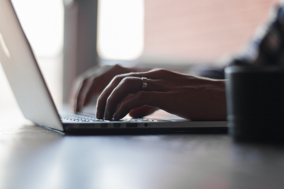 Ordinateur portable bureau macbook en écrivant