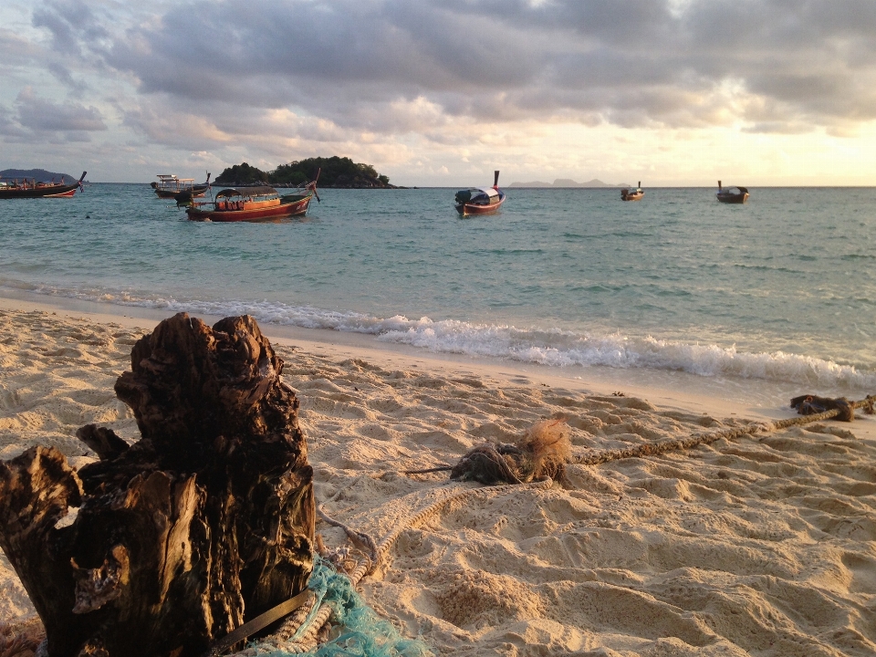 Pantai laut pesisir pasir