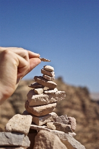 Foto Mano sabbia rock deserto