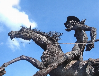 Foto Pohon cabang langit monumen