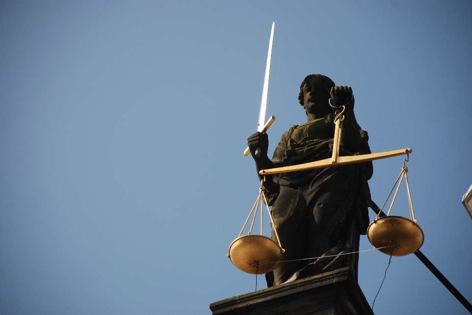 Monumen patung tiang kapal biru