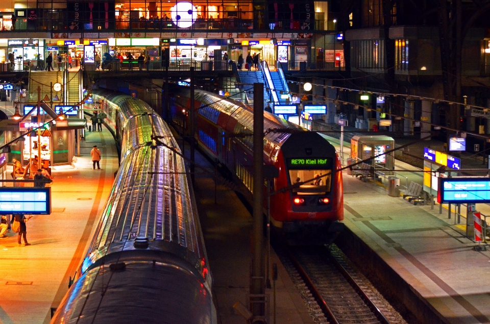 Trafik gece tren şehir manzarası