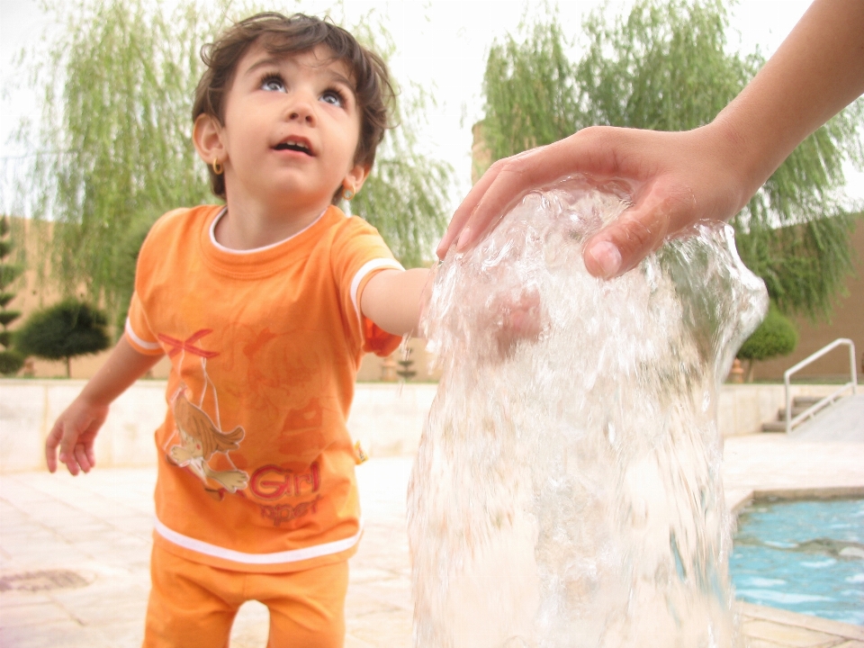 Mano acqua persona giocare